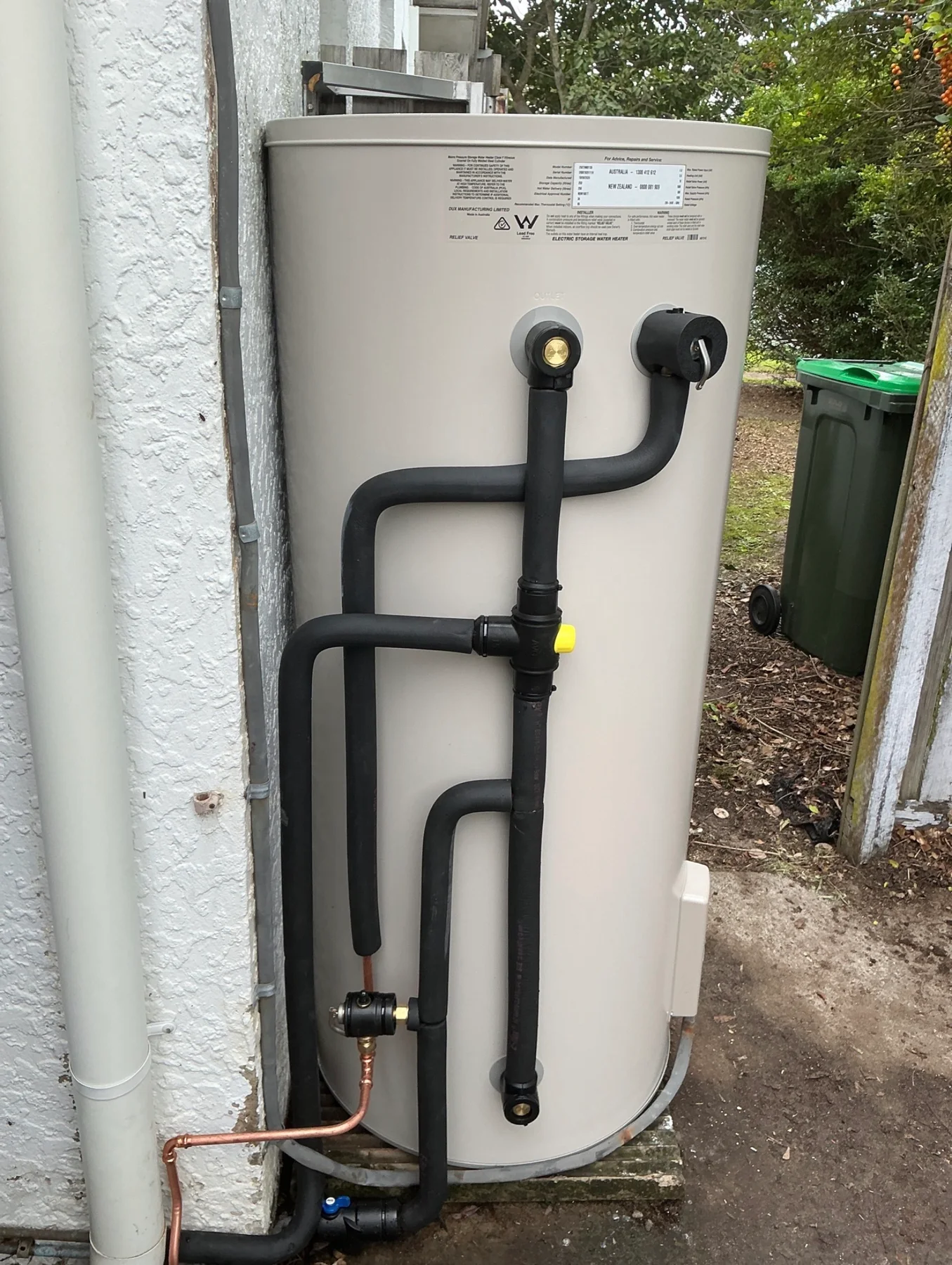 Storage hot water unit with insulated connecting pipework